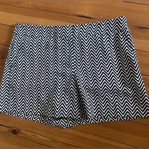 Ann Taylor Black and White Chevron Shorts size 8